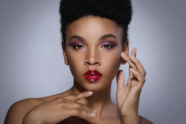 Retrato Joven Modelo Africana Con Hermoso Maquillaje Estudio — Foto de Stock