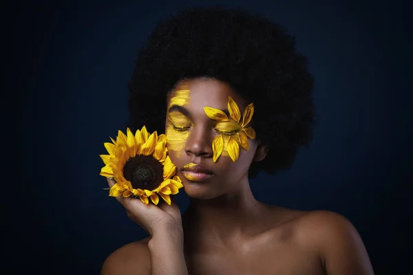 Wanita Afrika Yang Cantik Dengan Bunga Matahari Dan Riasan Kreatif — Stok Foto