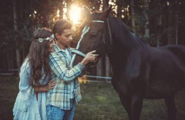 Güzel at hakkında dikkat çekici genç çift