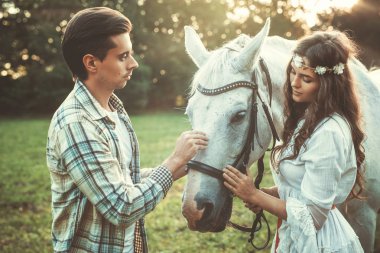 Güzel at hakkında dikkat çekici genç çift