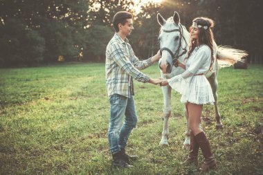 Güzel at hakkında dikkat çekici genç çift