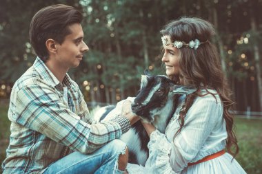 Genç ve mutlu çift ve komik samimi keçi