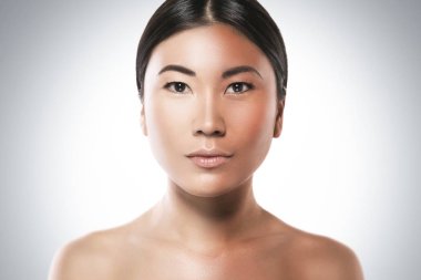 Asyalı kadın cilt parlaklık fark ile. Yüz Beyazlatma veya güneş koruma kavramı. 