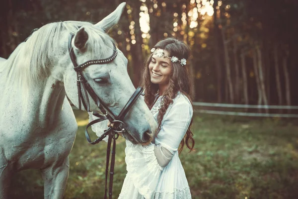 Młoda Kobieta Pięknej Białej Sukni Pięknego Konia — Zdjęcie stockowe