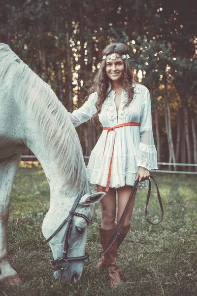 Młoda Kobieta Pięknej Białej Sukni Pięknego Konia — Zdjęcie stockowe