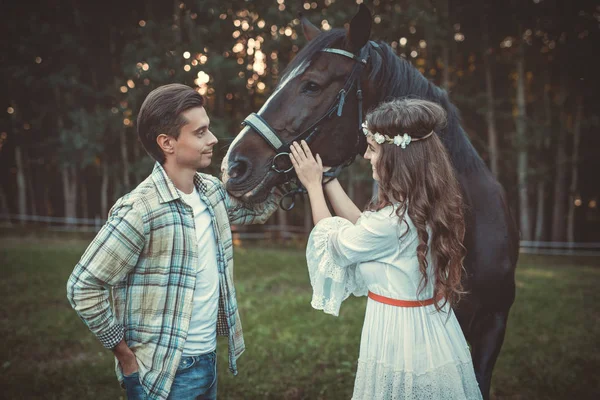 Jong Koppel Verzorgen Mooie Paard — Stockfoto