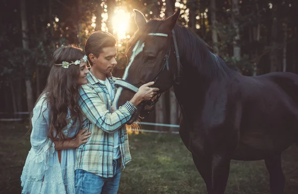 Güzel at hakkında dikkat çekici genç çift