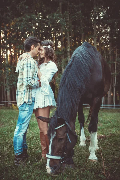 Młodzi Szczęśliwa Para Uścisku Łące Końmi — Zdjęcie stockowe