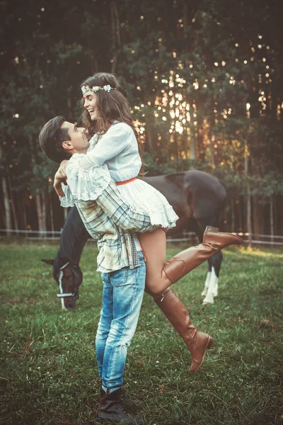 Jovem Feliz Casal Abraço Prado Com Cavalos — Fotografia de Stock