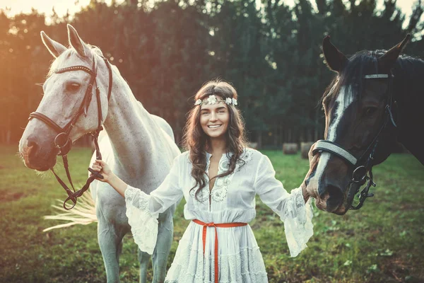 Młoda Kobieta Pięknej Białej Sukni Jej Piękne Konie — Zdjęcie stockowe