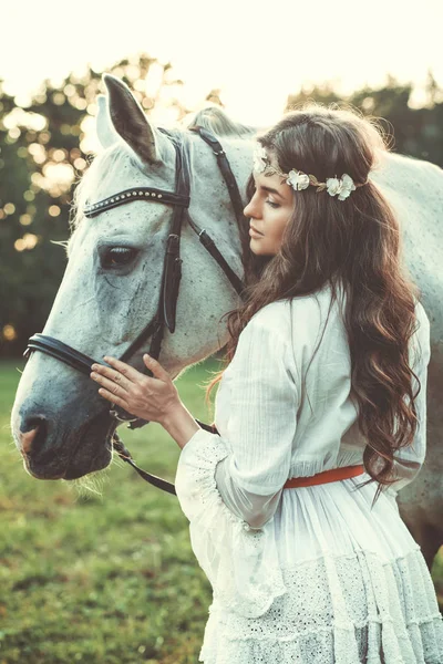 Mladá Žena Krásných Bílých Šatech Krásným Koněm — Stock fotografie