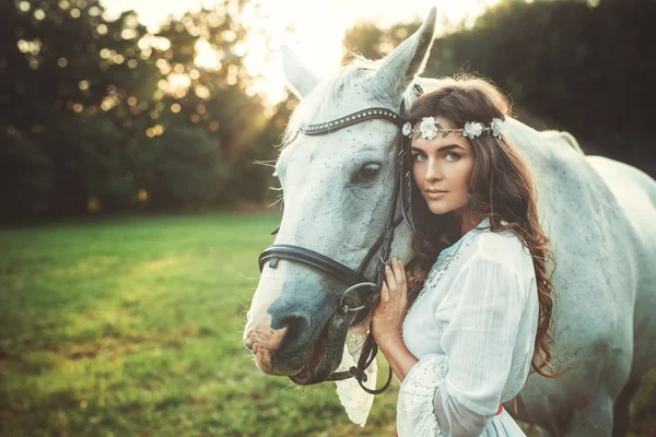 美しい馬の美しい白いドレスの若い女性 — ストック写真