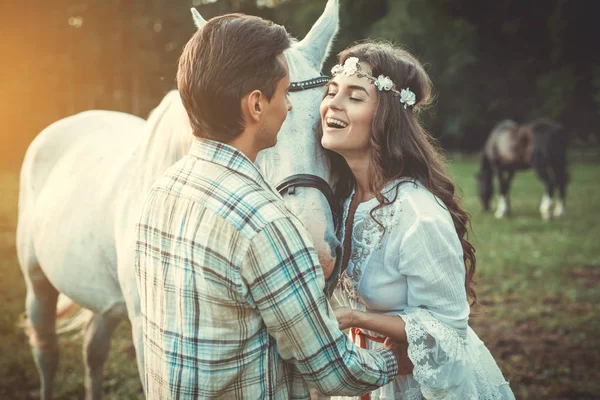 Młoda Para Szczęśliwy Pięknego Konia — Zdjęcie stockowe