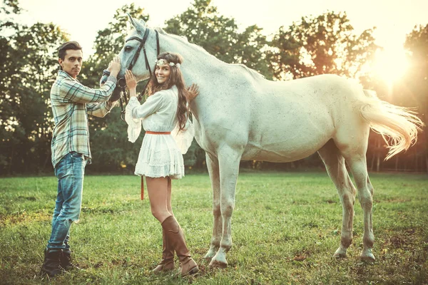 Pasangan Muda Merawat Tentang Kuda Yang Indah — Stok Foto