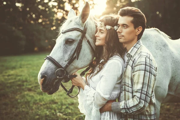 Młoda Para Dbanie Piękny Koń — Zdjęcie stockowe