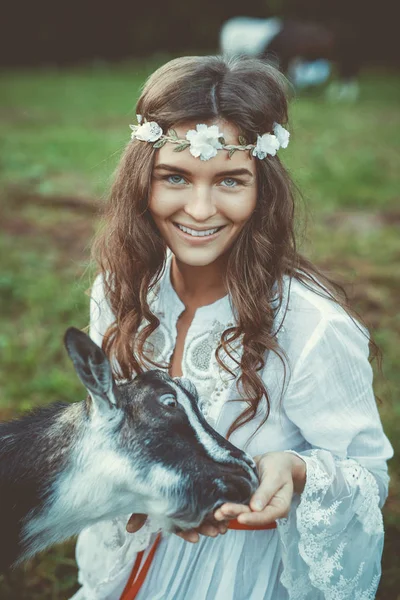 Młoda Piękna Kobieta Zabawny Koza Przyjazny Wsi — Zdjęcie stockowe