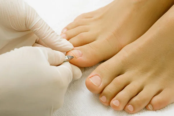 Maestro Pedicura Durante Trabajo Primer Plano Uñas Femeninas Manos Pedicuristas — Foto de Stock