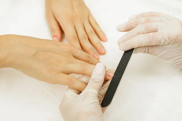 Manicura Maestra Durante Trabajo Cierra Las Manos Con Una Lima — Foto de Stock