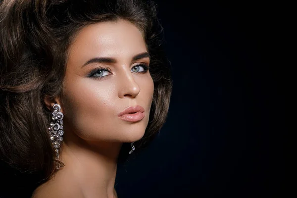Retrato Mujer Hermosa Con Hermoso Peinado Maquillaje —  Fotos de Stock