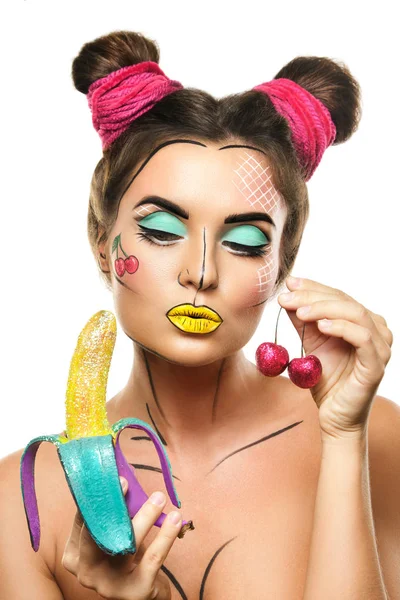 Muz ve kiraz tutan yaratıcı pop sanat makyaj ile güzel model