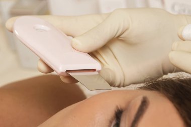 Profesyonel güzellik spa salonları ultrasonik yüz temizlik işlemi sırasında kadında