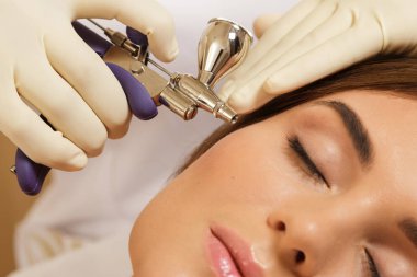 Biyo oksidasyon tedavi. Güzellik Salonu gençleştirme işlemi sırasında kadında.