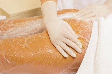 Spa ve sağlıklı yaşam. Profesyonel tatlım kadın kalça uygulama yordamı kaydırma.