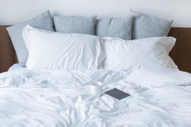 Günaydın - Tablet pc ve yatakta kahve