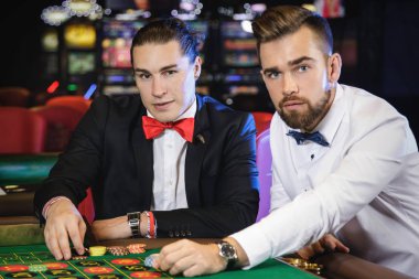 Casino rulet oynamaya iki yakışıklı adam