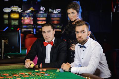 Casino rulet oynamaya güzel iyi giyimli kişilik grup