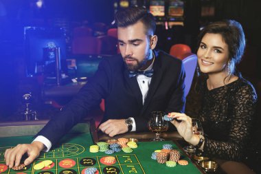 Güzel ve iyi giyimli bir çift oyun rulet Casino
