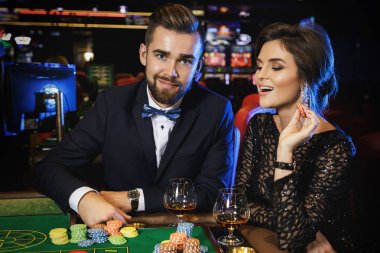 Güzel ve iyi giyimli bir çift oyun rulet Casino