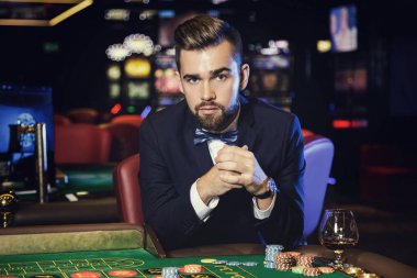 Casino rulet oynamaya zengin yakışıklı adam
