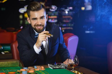 Zengin yakışıklı adam yasaktır puro ve Casino rulet oynamak