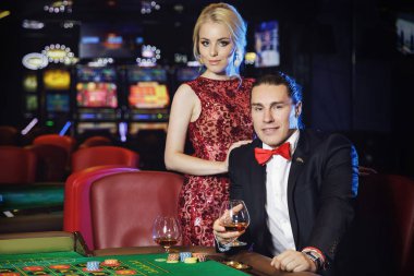 Casino rulet oynamaya güzel iyi giyimli çift