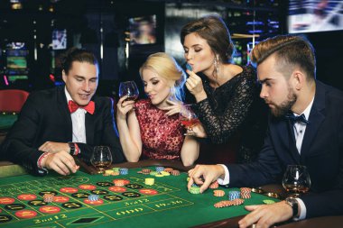 İnsanlar oyun rulet Casino iyi giyimlisin genç ve zengin