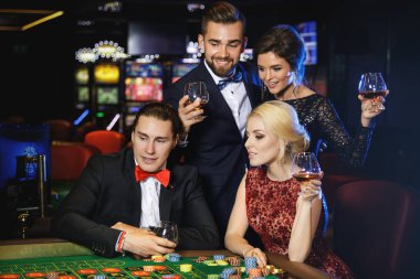 İnsanlar oyun rulet Casino iyi giyimlisin genç ve zengin