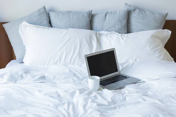 Laptop Cup Coffee Bed Lot Pillows — Stock Photo, Image