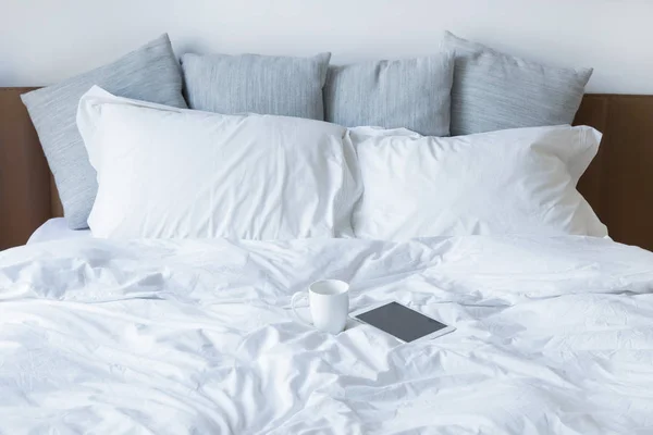 おはようございます タブレット とのベッドの上のコーヒー カップ — ストック写真