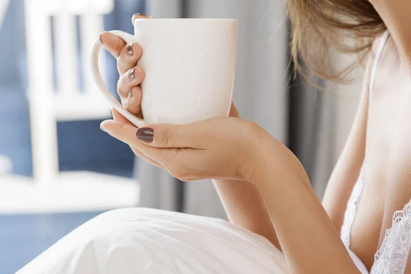 寝室で朝のコーヒーや紅茶を飲む — ストック写真