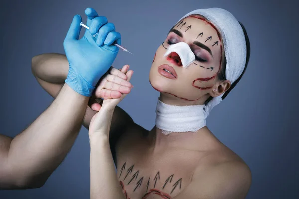 Koncepcyjny Obraz Ofiar Operacji Plastycznych Kobieta Owinięta Bandażami Bliznami Jest — Zdjęcie stockowe