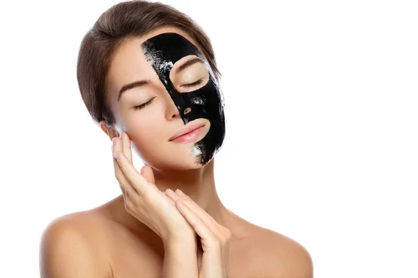 Όμορφη Γυναίκα Μια Μαύρη Μάσκα Καθαρισμού Στο Πρόσωπό Της Απομονωμένα — Φωτογραφία Αρχείου