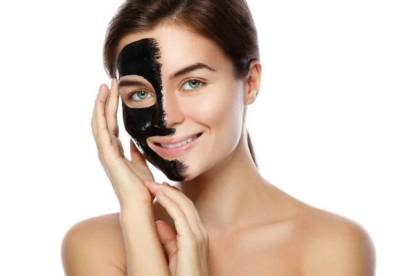 Mooie Vrouw Met Een Zuiverende Zwart Masker Haar Gezicht Geïsoleerd — Stockfoto