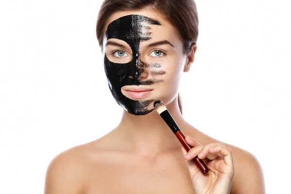 Krásná Žena Použití Filtračního Černou Masku Tváři Nad Bílým Pozadím — Stock fotografie