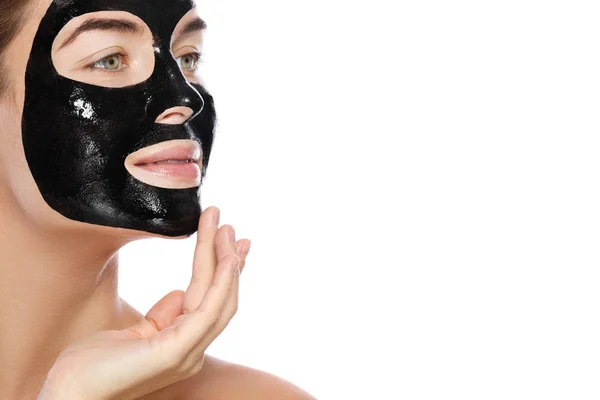 Όμορφη Γυναίκα Μια Μαύρη Μάσκα Καθαρισμού Στο Πρόσωπό Της Απομονωμένα — Φωτογραφία Αρχείου