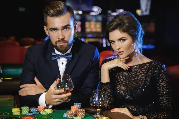 Bella Ben Vestita Coppia Che Gioca Alla Roulette Nel Casinò — Foto Stock