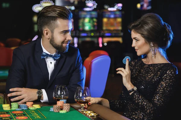 Mooi Goed Geklede Paar Spelen Roulette Het Casino — Stockfoto