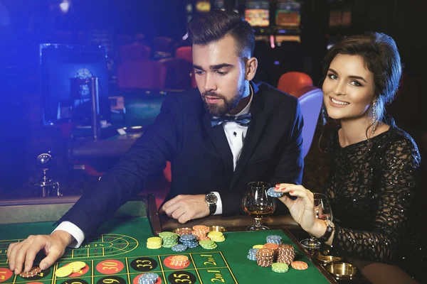 Hermosa Bien Vestida Pareja Jugando Ruleta Casino — Foto de Stock