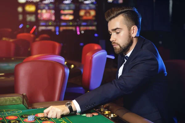 Rico Guapo Hombre Jugando Ruleta Casino —  Fotos de Stock