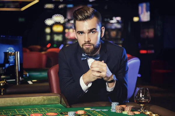 Reicher Schöner Mann Spielt Roulette Casino — Stockfoto